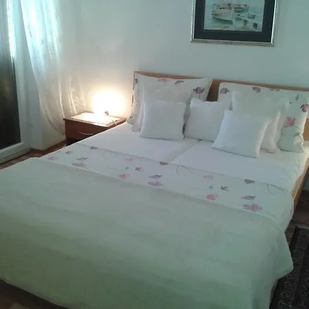 Apartment Splitska דירה *